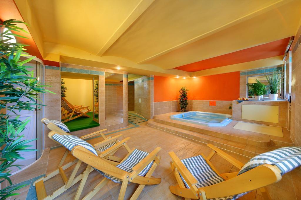 Palace Club Spindleruv Mlyn Exterior photo